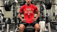 Lawan main Vin Diesel di film Fast and Furious, Dwayne Johnson atau yang lebih dikenal sebagai The Rock. Pegulat profesional di WWE ini memiliki otot-otot yang sangat kekar. Berlatih dengan beban adalah makanan sehari-harinya. (Foto: Instagram/@therock)