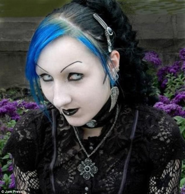 Ingin menjadi sosok yang misterius, bentuk alis wanita ini malah terlihat gagal. Bentuk alisnya super tipis dan tidak rapi.