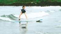 Aktris Kang Sora nampak stabil saat sedang surfing.(Foto: instagram/reveramess_)