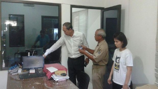Alexander menunjukkan kerusakan yang ditimbulkan didampingi petugas BLH 