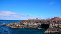 Biasanya turis menghabiskan waktu di Taman Nasional Timanfaya dengan trekking atau naik unta. Untuk menuju Pulau Lanzarote, kamu bisa naik pesawat dari Madrid menuju pusat kotanya di Arrecife. Dari situ, banyak rental mobil yang mengantar Anda ke taman nasionalnya karena itulah destinasi wisata populer di sana (Thinkstock)