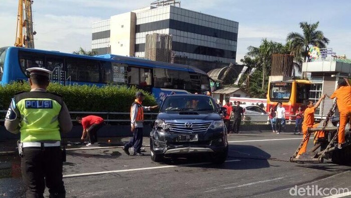 2 Mobil Tabrakan di Tol Cawang, 2 Orang Terluka