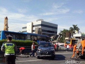 Tabrakan 2 Mobil, Tol Cawang ke Tebet Macet 2 Km