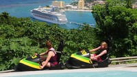 Berbeda dari permainan bobsled pada umumnya, yang satu ini hanya bisa ditumpangi satu orang (Rainforest Adventures)