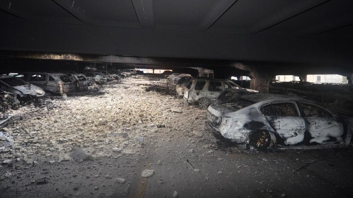 Mobil-mobil Terpanggang di Parkiran Liverpool