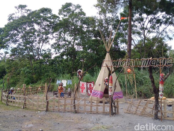 Tahun Baru 1 Januari 2018 kemarin, pengelola meluncurkan 2 wahana baru yaitu Indian Village. Ada tenda warna-warni dan sewa kostum Suku Indian (Ristu Hanafi/detikTravel) Tahun Baru 1 Januari 2018 kemarin, pengelola meluncurkan 2 wahana baru yaitu Indian Village. Ada tenda warna-warni dan sewa kostum Suku Indian (Ristu Hanafi/detikTravel)