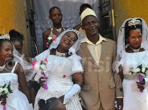 Pria Ini Gelar Pesta Pernikahan dengan Tiga Wanita di Hari yang Sama