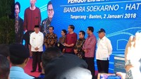 Peresmian ini berlangsung di Integrated Building Bandara yang terletak di Tangerang, Provinsi Banten, Selasa (2/1/2018). Jokowi tampak memakai kaus merah lengan panjang.