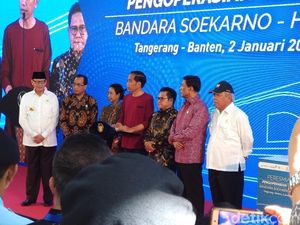 Gaya Santai Jokowi Resmikan Kereta Bandara Soetta