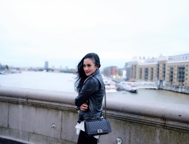 Liburan ke London, Ririn Ekawati terlihat stylish berpose dengan Chanel Boy Small Quilted Flap Bag. Tas ini harganya sekitar US$ 4.300 atau sekitar Rp 58 juta. Foto: Instagram
