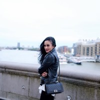 Liburan ke London, Ririn Ekawati terlihat stylish berpose dengan Chanel Boy Small Quilted Flap Bag. Tas ini harganya sekitar US$ 4.300 atau sekitar Rp 58 juta. Foto: Instagram