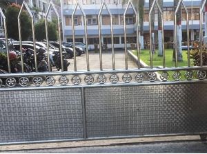 Pagar Gedung Dikunci bagi PNS Ambon yang Telat Upacara Perdana 2018