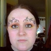 Wanita yang satu ini ingin tampil unik dengan bentuk alis bunga dan dedaunan. Namun hasilnya malah membuatnya terlihat lucu.