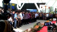 Setelah meresmikan, Jokowi bersama rombongan langsung menjajal kereta bandara. Tampak menemani Jokowi, Menteri PUPR Basuki Hadimuljono, Menteri Perhubungan Budi Karya Sumadi, Menteri BUMN Rini Soemarno, Menkopolhukam Wiranto, Dirut Railink, juga sejumlah pejabat lain.