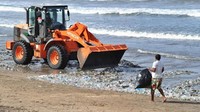 Terlihat bahwa alat berat pun diturunkan untuk mengangkut sampah-sampah plastik dari pantai. Pantai cantik Kuta seketika berubah jadi tumpukan sampah plastik. (Sonny Tumbelaka/AFP)