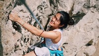 Prisia Nasution sudah sejak lama dikenal sebagai artis yang hobi memanjat. Tak tanggung-tanggung, ia kerap mengunggah fotonya sedang memanjat gunung. (Foto: instagram/@Prisia)