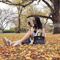 Shania Salsabila bergaya casual dengan sneakers dan rok serta tas Hermes di sebuah taman di Melbourne, Australia. Foto: Instagram