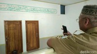 Peziarah mengambil tanah dan air dari sumur keramat. Juru kuncilah yang bisa masuk sumur keramat, yakni Kepala Desa Lemah Tambah, Kusnan Agutian (Sudirman Wamad/detikTravel)