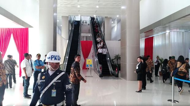 Pasukan Pengamanan Presiden (Paspampres) sudah berjaga-jaga di lokasi, tempat Kereta Bandara yang terhubung dengan moda transportasi skytrain ke terminal-terminal Bandara.
