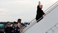Trump bersama Melania dan Baron pulang ke Washington DC naik pesawat kepresidenan Air Force One. 