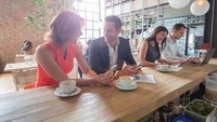 Saat ingin mengirim berita, koneksi internet kencang amat diperlukan. Tak heran kalau wartawan kerap ngumpul di resto fast food atau coffee shop yang terkenal punya sinyal wi-fi kencang. Foto: iStock