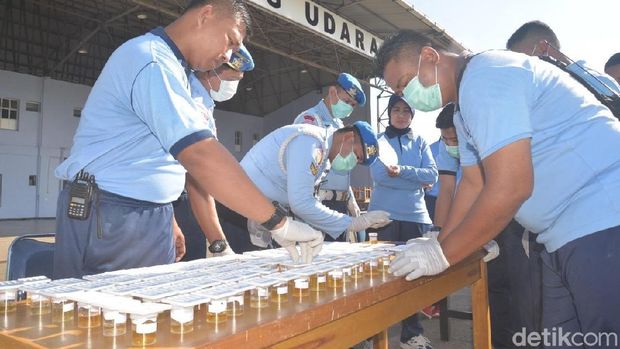 Prajurit TNI AU di Lanud Halim Perdanakusuma, Jakarta Timur menjalani tes urine.