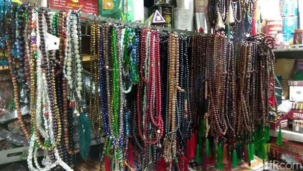 Oleh-oleh haji dan umrah yang dijual di pasar Tanah Abang Jakarta tidak hanya berasal dari Arab Saudi dan Timur Tengah. China juga memasok produk-produk untuk kebutuhan tersebut.