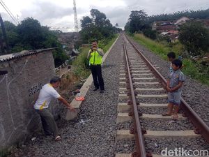Asyik Main Ponsel, Putri Tewas Terserempet Kereta di Sukabumi