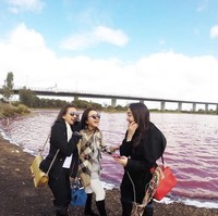 Berpose bersama kakaknya Shania Salsabila di Danau Pink, Australia, Shakilla tampak membawa tas Chanel. Sementara Shania terlihat memakai tas Hermes.Foto: Instagram