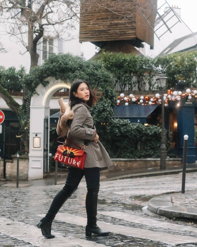 Dian Sastrowardoyo berpose stylish di Paris memakai tas Gucci bertuliskan future. Tas dengan detail pita ini harganya 2.020 poundsterling atau sekitar Rp 37 juta. Foto: Instagram