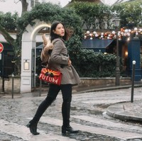Dian Sastrowardoyo berpose stylish di Paris memakai tas Gucci bertuliskan future. Tas dengan detail pita ini harganya 2.020 poundsterling atau sekitar Rp 37 juta. Foto: Instagram