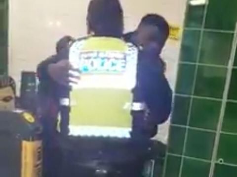 Setelah diselamatkan, pria itu kemudian memeluk petugas polisi yang membantunya