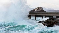 Atlantic Road di Averoey, Norwegia. Sebuah jembatan di Jalan Atlantik sangat curam dan melengkung sehingga dari beberapa sudut jembatan ini seperti buntu. (Berit Roadl/Reuters).