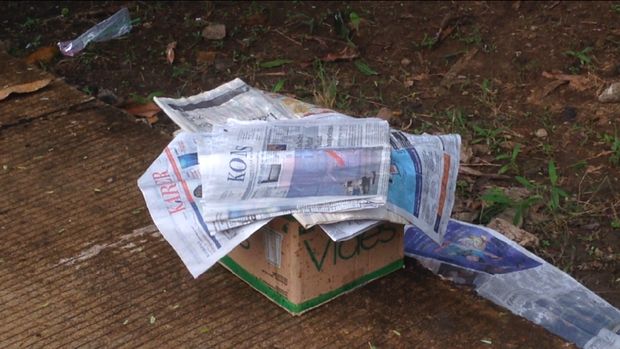 Mayat bayi tersebut nampak ditaruh di dalam kardus.