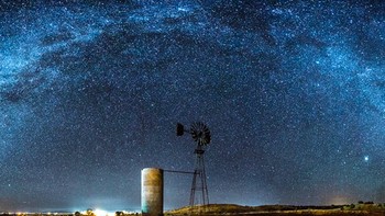 Keindahan Bima Sakti tampak di latar belakang kincir angin yang sudah tak digunakan di Arizona. Foto: Space