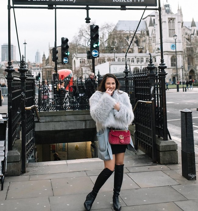 Liburan di London, Pevita Pearce tampil stylish dengan boots dan jaket bulu serta tas Gucci. GG Marmont Velvet Chain Shoulder Bag itu harganya sekitar Rp 21 juta. Foto: Instagram