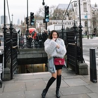 Liburan di London, Pevita Pearce tampil stylish dengan boots dan jaket bulu serta tas Gucci. GG Marmont Velvet Chain Shoulder Bag itu harganya sekitar Rp 21 juta. Foto: Instagram