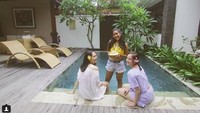 Dengan kedua sahabat perempuannya, Chelsea Islan tengah menikmati masa liburannya. Foto: Instagram Chelsea Islan