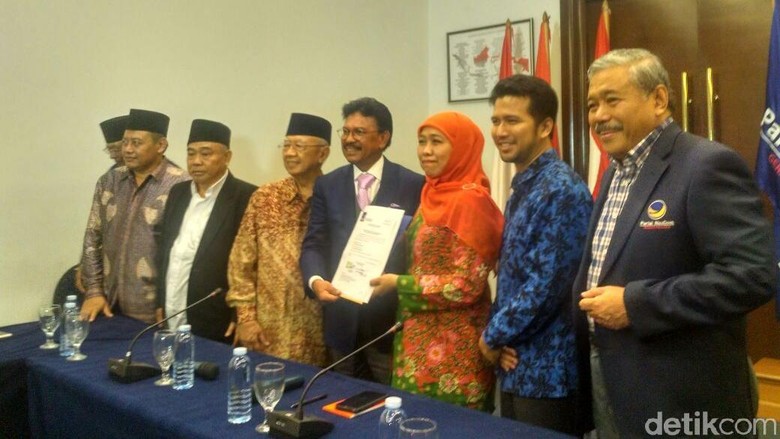 Pilgub Jatim, NasDem Serahkan SK Dukungan ke Khofifah-Emil Dardak Pilgub Jatim, NasDem Serahkan SK Dukungan ke Khofifah-Emil Dardak
