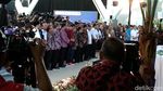 Jokowi Gaul Banget dengan Sneakers Merah