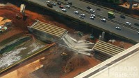 Girder proyek di Antasari, Jakarta Selatan roboh pagi tadi. Lokasi proyek yang roboh itu berada di dekat pertigaan Antasari-TB Simatupang. (Foto: Angga/kotributor pasangmata.com)