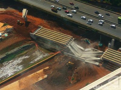 Penampakan Girder Proyek di Antasari yang Roboh