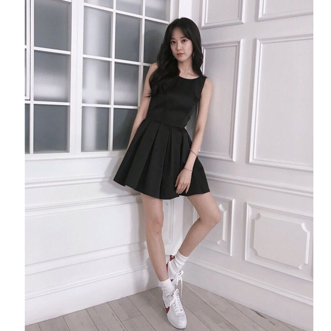 Ia pun sepertinya menyukai gaya feminin dengan rok dan dress. Jooyeon tampak kerap menggabungkan busana feminin dengan sneakers atau t-shirt kasual sehingga tampak atraktif. Foto: Instagram Juppal