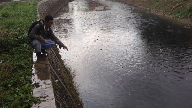 Foto: mayat bayi berjenis kelamin perempuan itu ditemukan pertama oleh petugas kebersihan sekitar pukul 13.55 WIB. 
