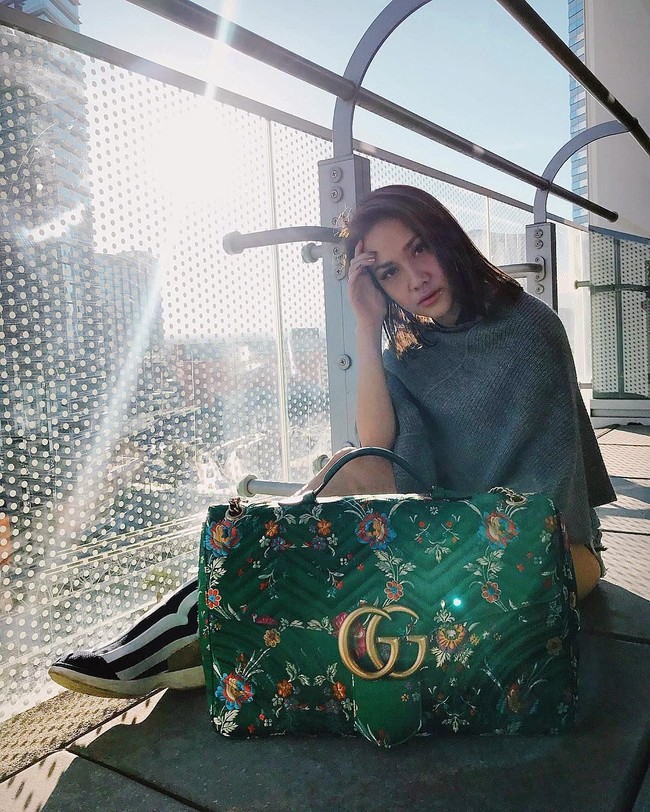 Bunga Citra Lestari menikmati liburannya di Las Vegas, Amerika Serikat. BCL pun berpose jelang pergantian tahun 2017 dengan tas Gucci Marmont Maxi warna hijau seharga US$ 3.100 atau sekitar Rp 42 juta. Foto: Instagram