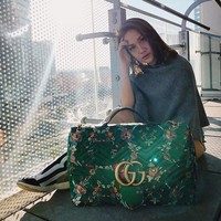 Bunga Citra Lestari menikmati liburannya di Las Vegas, Amerika Serikat. BCL pun berpose jelang pergantian tahun 2017 dengan tas Gucci Marmont Maxi warna hijau seharga US$ 3.100 atau sekitar Rp 42 juta. Foto: Instagram