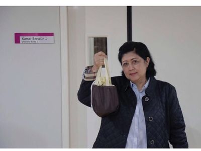 Momen Ani Yudhoyono Kuburkan Ari-ari Cucunya dan Tanam Pohon