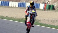 Rossi pertama kali meraih gelar juara pada GP125 1997. Kemenangan demi kemenangan terus diraihnya sampai kelas tertinggi di MotoGP. Foto: Pool (motoridersuniverse)