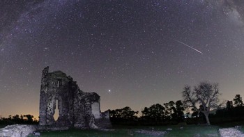 Bima Sakti terlihat bersama reruntuhan gereja di Hungaria. Foto: Space