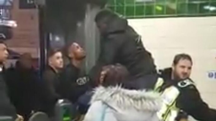 Lompati Gate karena Ogah Bayar, Alat Vital Pria Ini Terjepit